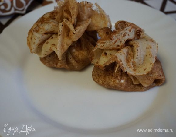 Как вариант, свернуть блинчик с творожной массой мешочком и закрепить шпажкой.
 
Приятного аппетита!