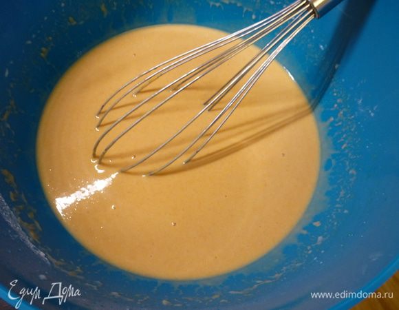 Добавляем растопленное сливочное масло. В конце добавляем горячее молоко до желаемой консистенции (мне хватило 300 мл). Оставляем смесь на 15-30 минут отдохнуть.