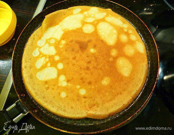 Выпекаем блинчики на сковороде. Для первого блина сковороду необходимо смазать маслом. Приятного аппетита!