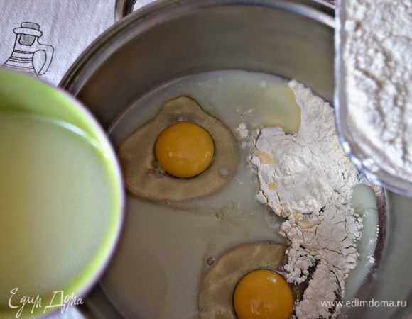 Для начала испечём блинчики. Яйца растереть с солью и сахаром, влить молоко (я использовала сыворотку), ложку растительного масла, тщательно перемешать. Добавить щепотку соды и помешивая всыпать муку. Должна получиться консистенция жидкой сметаны.
