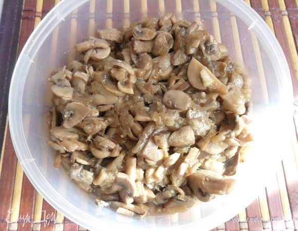 Вторая начинка. Грибы, шампиньоны, обжариваем с луком, солим перчим.