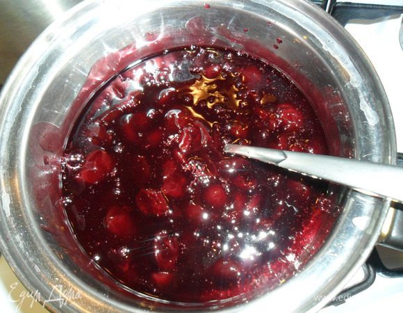 Вишни берем консервированные  в собственном соку (у меня было 500 г из баночки), откидываем на дуршлаг, сок собираем, отмеряем 250 г и разогреваем с сахаром и ванильным сахаром. Крахмал развести небольшим количеством сока, влить в и немного прокипятить. Добавить вишню и дать остыть.