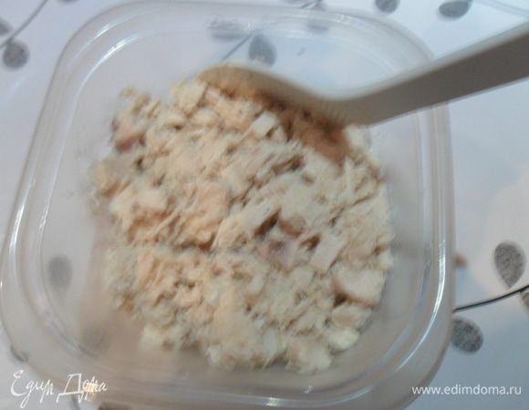 Третья начинка. На сковороду вливаем чуть растительного масла и выдавливаем чеснок, как только пойдет аромат, кидаем нарезанную кубиками отварную грудку. Чуть обжариваем и добавляем сметану. Солим, перчим томим еще 1 минуту. Готово.