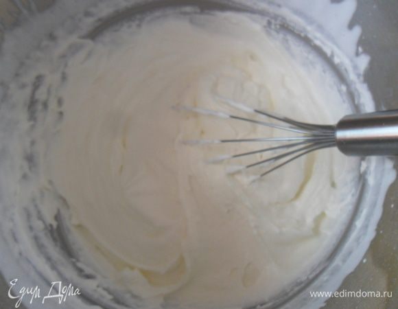 Сливки взбиваем с закрепителем, сахарной пудрой и 4 ст. л. вишневого ликера.