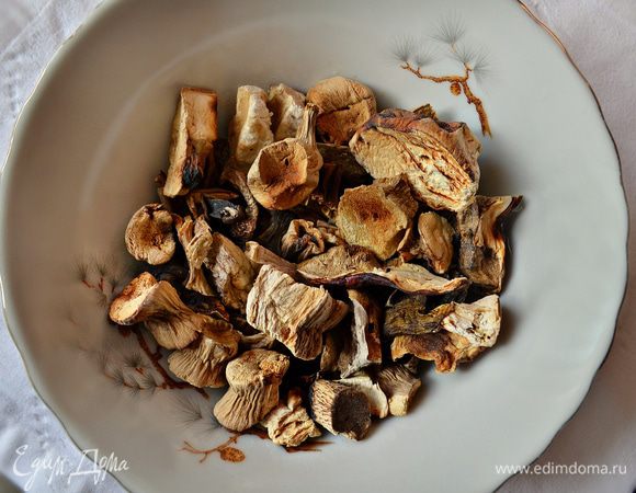 Тем временем необходимо приготовить начинку. Сухие грибы замочить в холодной воде на 3-4 часа (это лучше сделать заранее).