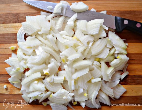 Лук нарезать кубиками, обжарить на растительном масле. Добавить к луку отжатые и порезанные мелкой соломкой грибы, посолить. Слегка обжарить, затем добавить немного жидкости от замачивания грибов и потушить, доведя до готовности грибов (около 30 мин).