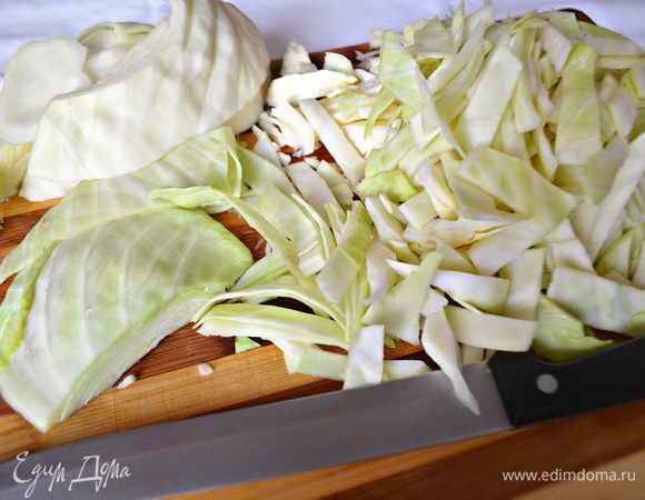 Капусту нашинковать некрупной соломкой.