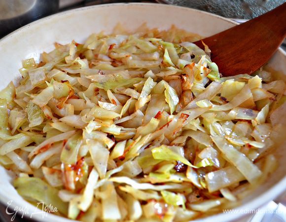 Потушить капусту на растительном масле до мягкости, приправить солью и перцем. 