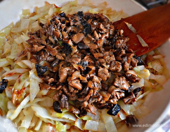 Выложить грибы с луком и потушить вместе с капустой 5 мин.