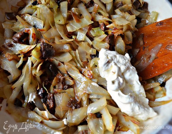 Добавить 2 ст. л. сметаны, перемешать и остудить.