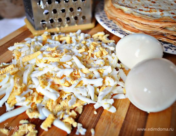 Яйца отварить, натереть на крупной тёрке. Добавить к начинке и перемешать.