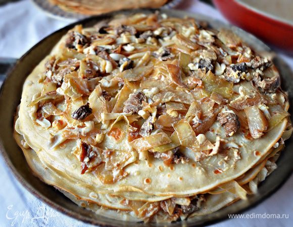 Форму смазать сливочным маслом. Выложить 1 блинчик, сверху выложить начинку и так далее, блинчик и затем начинку.