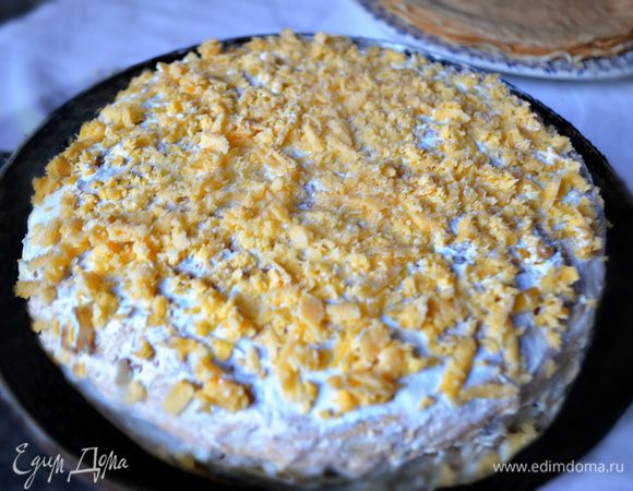 Последний блинчик смазать сметаной, также нужно хорошо обмазать сметаной бока пирога. Посыпать тёртым сыром и запекать 15-20 мин в нагретой до 180г духовке до золотистой корочки.