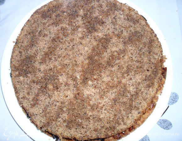 Одну половину бисквитного коржа положить на песочный и прижать.  Сбрызнуть вишневым ликером (1 столовая ложка).