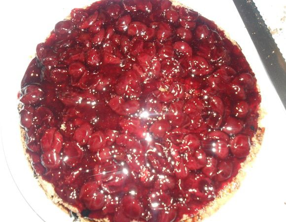 Вишневую массу выложить на бисквитный корж.