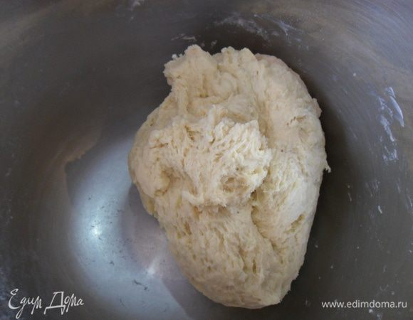 Готовим тесто. Если в комбайне, то насадка крюк. Размягченное сливочное масло смешать с просеянной мукой, добавить сметану, соду гашенную уксусом, яйцо и теплое молоко. Если необходимо, то добавить муки. Завернуть в пленку и отправить в холодильник на 40 минут.