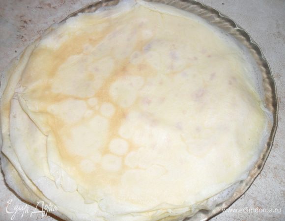 Этим временем замешиваем тесто на блины. Яйцо взбить с молоком, добавить сахар, соль и муку. Хорошо взбить, чтобы не было комков. Влить растительное масло и еще раз перемешать. Пожарить 9 блинов.