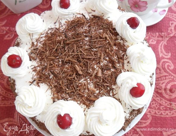 Украсить розетками из сливок, вишнями и шоколадной стружкой. К сожалению я не смогла найти коктейльную вишню для украшения верхушки, но на вкус это не повлияло. Торт получился очень вкусным. 

Угощайтесь, приятного чаепития!!!