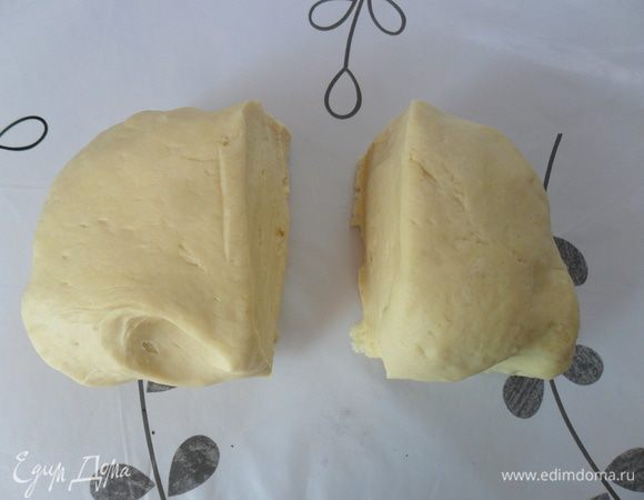 Достаем тесто из холодильника и делим почти на половину, чуть-чуть одну часть больше. 