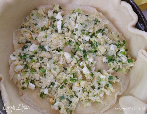 Выкладываем 1/3 часть третьей начинки, затем блин, 1/3 часть второй начинки, блин, 1/3 часть первой начинки и так чередуем пока не закончатся блины и начинки. 