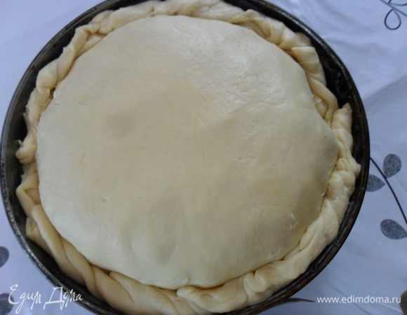 Отделяем кусочек от второй половины теста, на украшения и "шапочку"  и раскатываем второй круг. Накрываем курник и защипываем края.