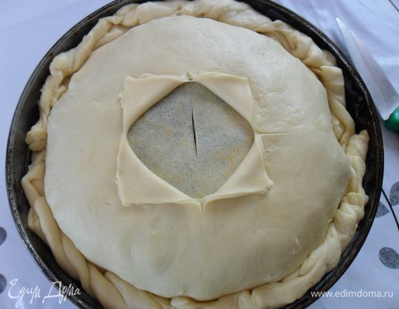 Делаем посередине разрез и открываем. Вливаем 1/2 стакана бульона. 