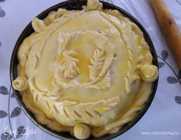 Закрываем крышечкой и украшаем по желанию. Смазываем взбитым яйцом и отправляем в разогретую до 180 С духовку на 40 минут. 