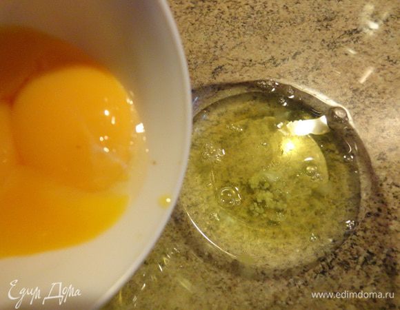 Разделить белки и желтки.