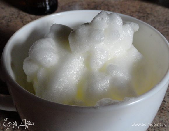 Взбить белки со щепоткой соли до устойчивой пышной пены.