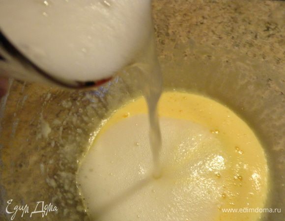 Желтки также хорошо взбить до белого цвета. Влить пиво. Здесь не имеет значение светлое пиво Вы возьмете или темное, делала и с тем и с тем. Главное, чтобы оно было без ненужных настоящему пиву искусственных добавок и ароматизаторов.