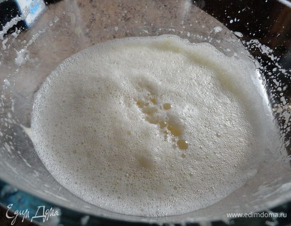 Размешать пиво с желтками с помощью миксера. Вообще хорошее первоначальное название "Блины на пене". Пены тут действительно много. Добавить муку пшеничную и гречневую (столовая ложка с верхом).