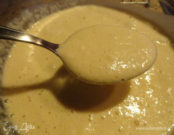 Вот такое пенное живое тесто должно получиться. Заметьте, без разрыхлителя и дрожжей!