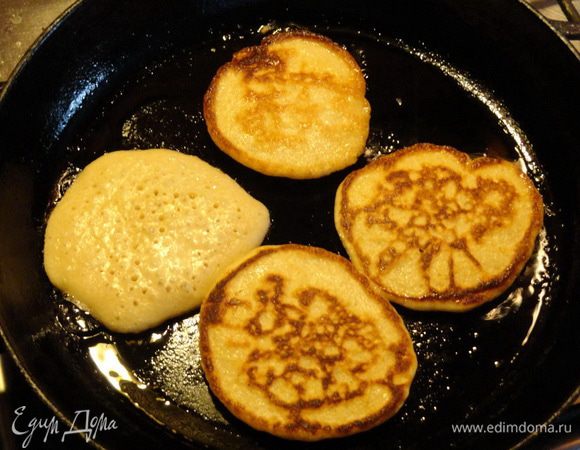 Теперь жарим на масле с обеих сторон до румяного цвета. Можно печь не только как оладушки, выкладывая тесто по столовой ложке, но и залить пару ложек теста, заполняя почти всю сковороду - одним большим блином (в оригинале именно так).