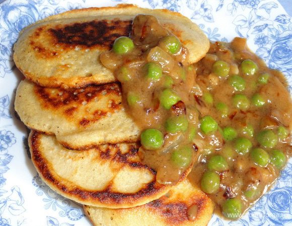 Привкус гречневой муки, аромат пива прекрасно дополняет нежная подлива с горошком и пассированным луком. 