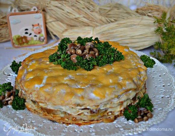 При подаче украсьте верх блинного пирога маринованными грибами и петрушкой. Приятного вам аппетита!