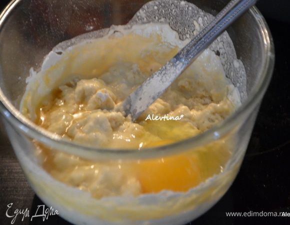 Разогреть духовку до 180 гр. Смазать квадратную форму маслом. Выложить бумагу для выпечки, вновь смазать маслом. Смешать все ингредиенты в емкости. Масло должно быть комнатной температуры.