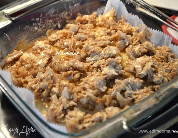 Выложить глазурь поверх кекса. Вернуть в духовку на 10 минут или пока глазурь не приобретет светло-коричневый цвет. Охладить 15 минут. 