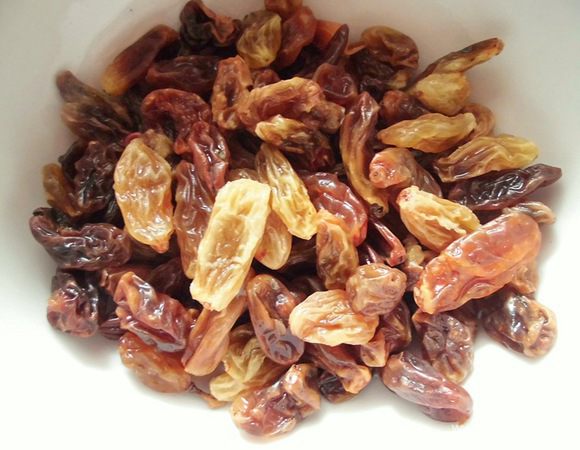 Изюм и финики замочить в холодной воде. Затем воду слить, а сухофрукты промыть и просушить. У меня финики средние и маленькие, поэтому, если Вы берете крупные финики, Вам понадобится 5-6 штучек. 