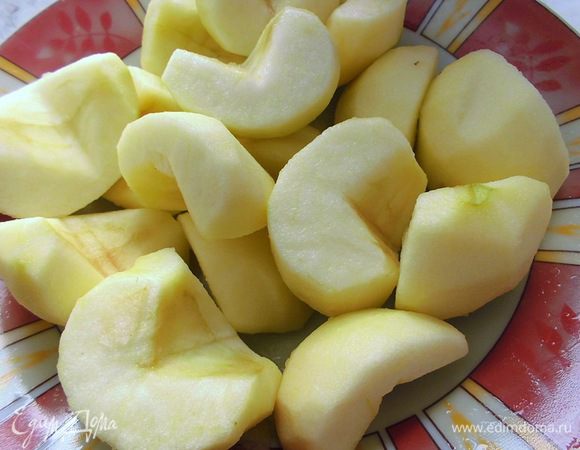 Натереть лимонную цедру. Из яблок вырезать сердцевину, очистить их от кожуры и сбрызнуть лимонным соком. Яблоки лучше брать с кислинкой.