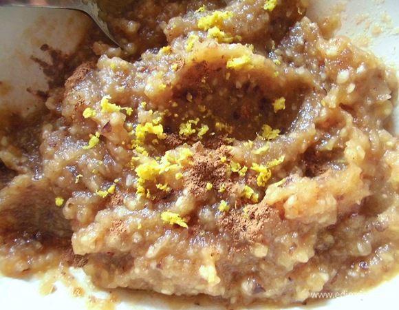 Удалить косточки из фиников. 3 яблока и финики прокрутить 2 раза через мясорубку. Должно получиться нежное пюре. Добавить цедру лимона и корицу. 