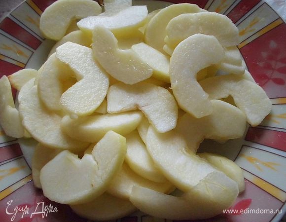 Оставшееся яблоко нарезать тонкими ломтиками и сбрызнуть его лимонным соком.