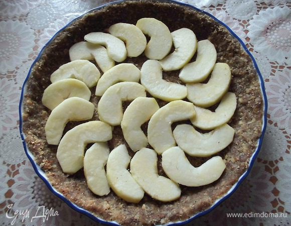 На основу выложить порезанное яблоко (у меня вместился только один слой), сверху распределить пюре. Убрать в холодильник минимум на час. В рецепте было написано, что будет лучше, если тарт настоится 12-15 часов. У меня он стоял почти сутки.