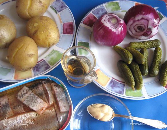 Приготовить все необходимое. У меня здесь консервированное филе сельди в масле. Картошку отварить «в мундире», охладить при комнатной температуре, затем в течение нескольких часов в холодильнике. Лучше сварить картошку накануне вечером, чтобы кубики порезанной картошки получились ровные и симпатичные.