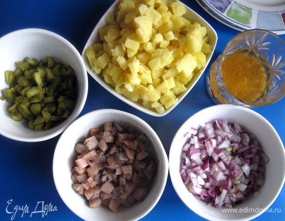 Картофель нарезать небольшими кубиками, так же нарезать сельдь. Лук почистить, порезать мелко, мелко порезать маринованные огурцы (2 средних или 8 корнишонов).