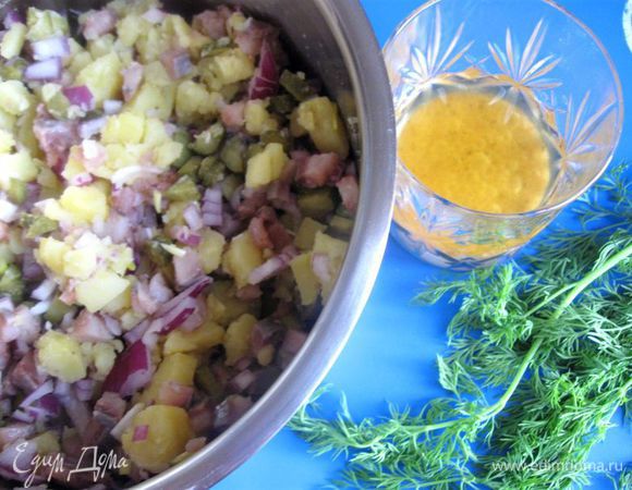 Приготовить заправку. Смешать горчицу, белый винный уксус, соль, перец, масло от сельди.