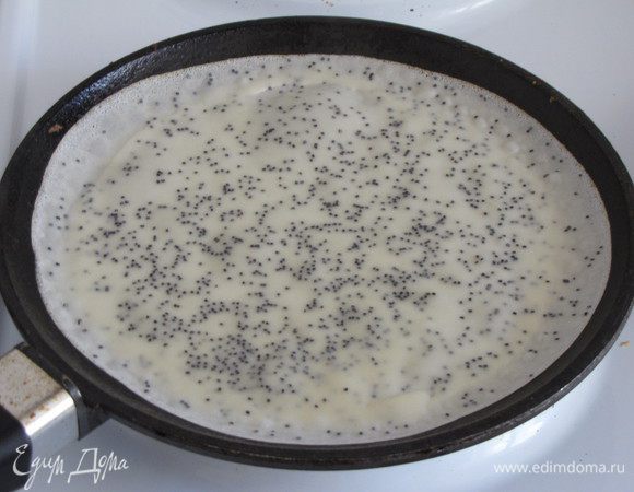 Испечь тонкие блинчики по вашему любимому рецепту, добавив в тесто 2 ст. л. мака.