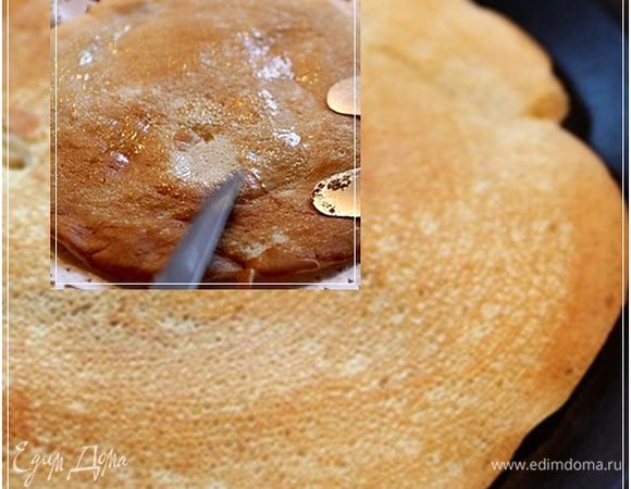 Потом пропечем и с другой стороны. Как готово будет, выложим на отдельную посудину и смажем маслом сливочным.