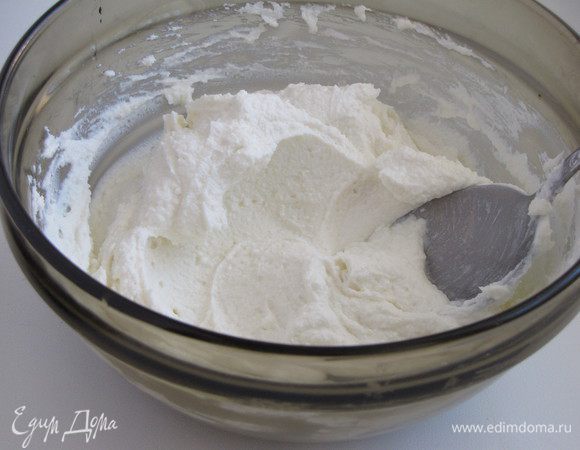 Соединить рикотту, мед и лимонный сок. Хорошо взбить до однородной массы.