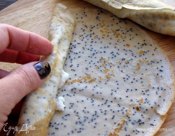 На каждый блинчик выложить крем из рикотты по вкусу и свернуть в рулет.