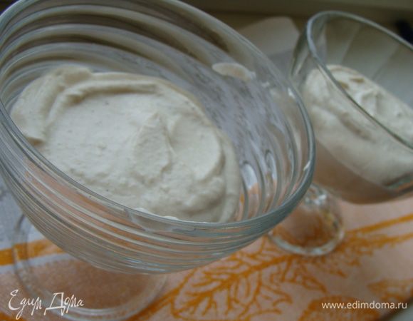 Добавить половину белого шоколада (15 г) и половину растопленного желатина (25 мл). Влить 30 мл 10% сливок, всыпать 2 ч. л. ванильного сахара (желательно с натуральной ванилью). Еще раз взбить и положить в креманки.